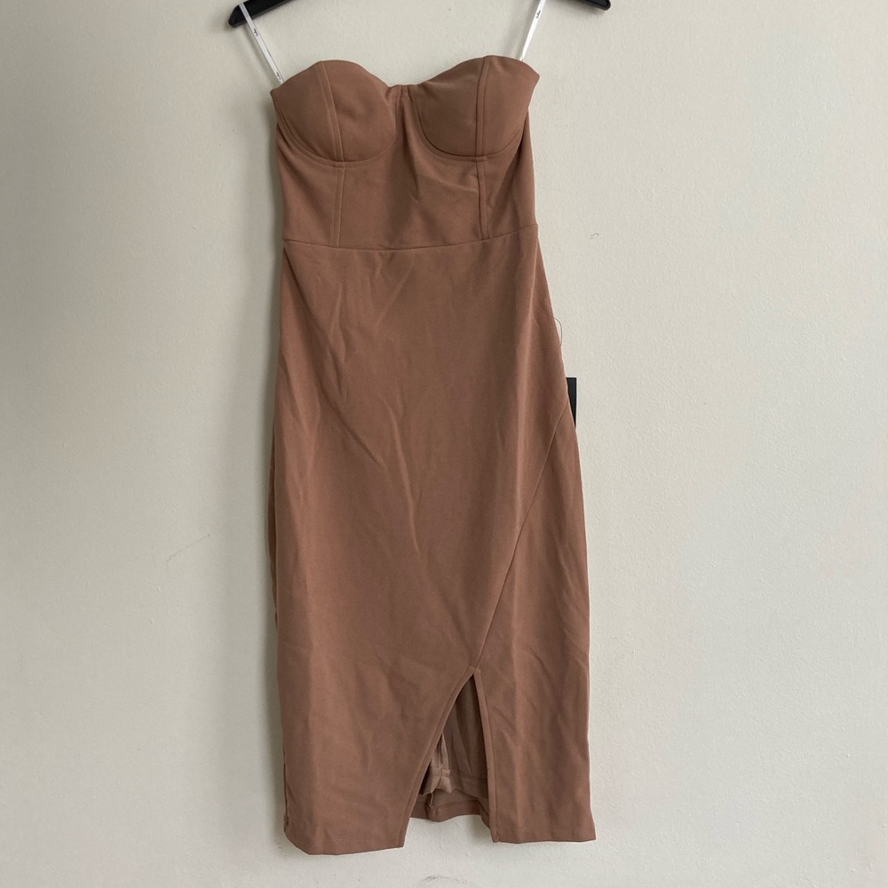 Lulu’s strapless midi dress with slit